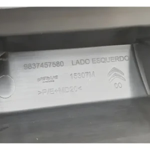 Moldura Soleira Caixa Ar Esquerda - Citröen C3 - 98374575XZ - Imagem 3